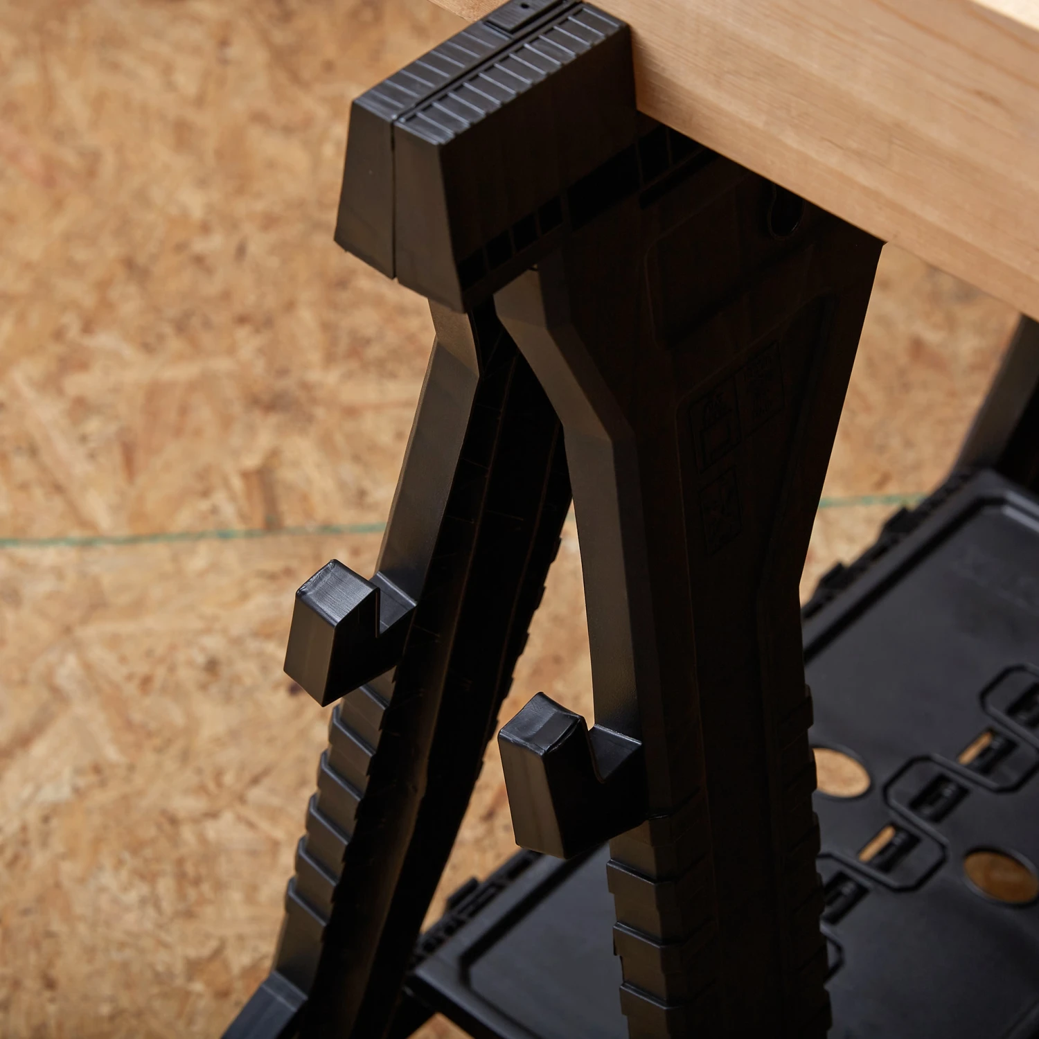 Kobalt 2 -Pack 27-in W X 32-in H Plastic Saw Horse ( 1000-lb Capacity) 7 Kobalt 2 -Pack 27-in W X 32-in H Plastic Saw Horse ( 1000-lb Capacity) - Image 7